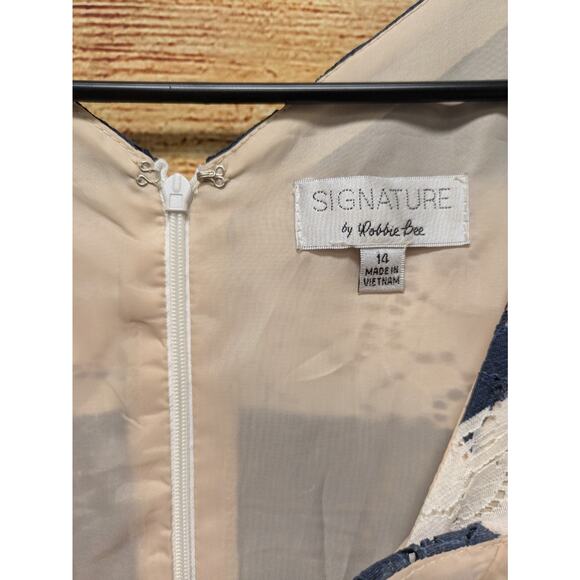 Signature By Robbie Bee Womens 14 Navy/White Belted Lace Dress EUC - Picture 5 of 9